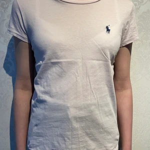 Tröja från Ralph Lauren i storlek XS - Tröja i bra skick med märket Ralph Lauren. Tröjan är i storlek XS.