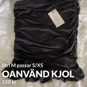Helt ny kjol från Hanna schönberg - Tight men stretchig kjol, därav skulle jag säga att den passar flera storlekar! Säljer billigt då jag vill bli av med den☺️
