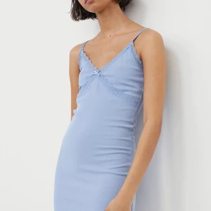 Spets klänning hm - Säljer denna jätte fina spets klänningen från hm aldrig anständig prislappen kvar🥰