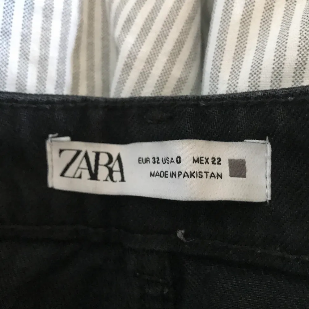 Svarta fina byxor från zara säljer pga att jag slutat använda. Jeans & Byxor.