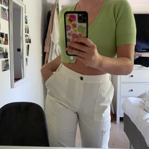 vita cargo pants 🤍 - Svinsnygga men köpte två storlekar för stort  och trodde ändå att jag skulle få dem att passa men måste ha ett band i midjan om jag ska få den passform jag vill ha 🥲 därav också bara använda en gång 🤍🤍