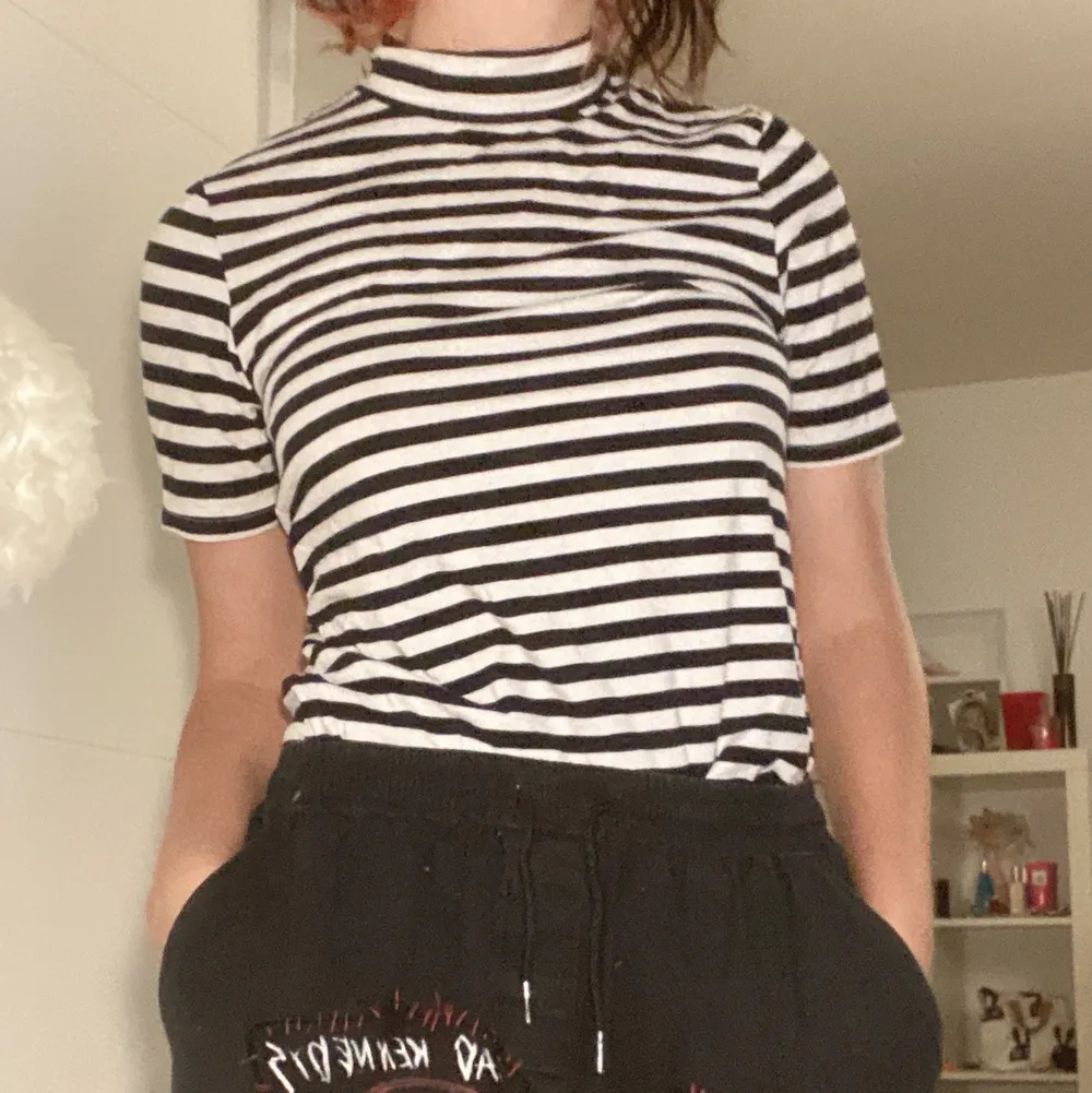 white shirt with black stripes in perfect condition. the T-shirt will be washed and ironed before sale ;). T-shirts.