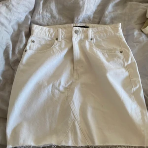 vit kjol  - Vit jeanskjol ifrån bikbok i storlek 38, aldrig använd. Har inte använt pågrund av att den är lite för stor i midjan. 