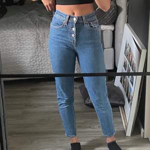 Säljer dessa super snygga jeans pga att dom är för korta på mig som är 169cm. Jeansen är i bra skick och i storlek 24/32. Säljer dom för 200+frakt💗