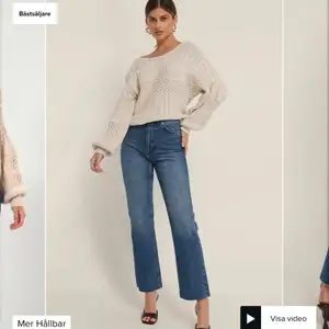Säljer dessa ’Ekologiska jeans’ eftersom de var för stora för mig då jag är runt 160 och väger runt 52kg. Så skulle säga att dom passar för lite längre personer då dom var ganska långa i benen:)  (Prislappen kvar och nypris 399kr)