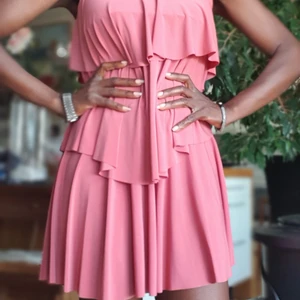 Super söt vologoklänning  - Säljer min söt och unik kortvolongklänning som har mysig material  och stretcher. Passar xxs_ m.klänning har lite fläckar som man kan inte notisera men I bra skick. Säljer den eftersom jag inte användar den.klänning är slut såld och finns fler bilder och bud I kommenterna.Då jag tabortade märkes lappa .