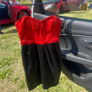Röd svart klänning