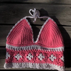 virkad topp - säljer denna söta egenvirkade toppen 💘 295 kr + frakt 🥰 Den är justerbar i både nacken och ryggen så jag skulle säga att den passar XS-M, A-Ckupa ☺️