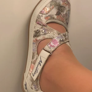 Mustang True Denim Skor strl 37 - Hej! Jag säljer secondhand mustang, denim skor i textil och naturliga materialer med ett fint, färgglatt mönster. Dessa är i bra skick och är i storlek 37. Startbud är 60kr. Vi kan mötas eller eventuellt du kan stå för frakt.