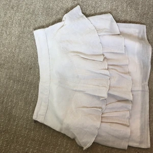 Supergullig kjol från zara - Säljer en kjol, storlek S, från zara. Materialet liknar lite linne, beige! Har dragkedja på sidan. Har vad jag ser två små fläckar, men som knappt syns.
