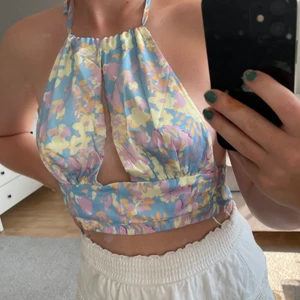 Trendig topp - Jätte söt trendig topp från shein, köpt men använde aldrig då den var förstor i bysten.