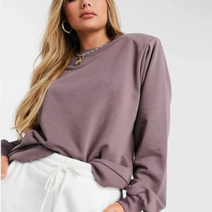 Asos sweatshirt  - En sweatshirt från asos i en superfin färg! Den hade axelvaddar förut men klippte bort dom men de märks inte att de varit där den ser ut som en vanlig sweatshirt! Storlek 32 men passar även större storlekar! Fint skick ixh ölskar verkligen färgen! 