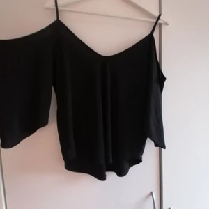 Off shoulder topp - Supermjukt och flowy material! Det står storlek S men jag tycker den sitter rätt så oversized på mig så jag tror absolut att den skulle kunna vara fin på någon som har M eller en mindre L. Frakt tillkommer! 