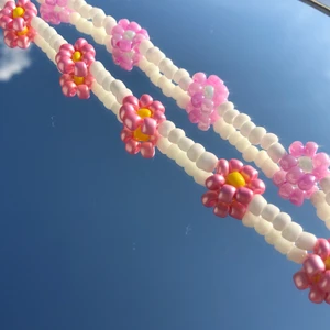 Lilly necklace  - Detta fina halsband går att köpa hos oss! 🌷 - Detta halsband går även att köpa som armband. Ett perfekt sett helt enkelt. - Det finns såklart andra färger på pärlor som man kan välja. Skicka ett meddelande privat så skickar jag bild på dem olika pärlorna.🤍 - Detta halsband kostar 50kr och ett pris på frakt kommer ytligare där på.  -