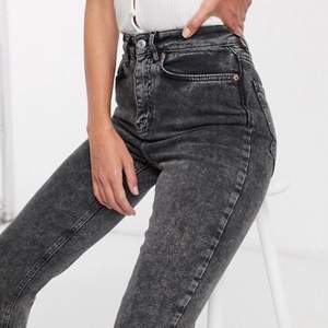 Jättefina gråa jeans från Carin Wester, helt oanvända då jag köpte fel storlek💕 köparen står för frakt☺️