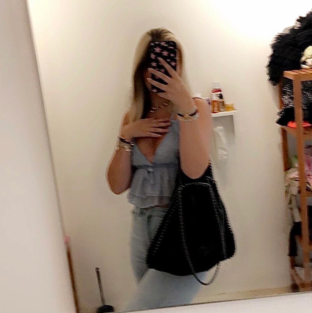 Säljer denna supersöta Stella McCartney liknande väskan!!💕💕 inköpt för ett par år sedan & helt i nyskick, skriv för fler bilder⭐️🪄 väskan är svart & i ett skimrande material ⭐️ RYMLIG😇 säljer pga jag har en likadan fast blå som jag använder dagligen, å eftersom att denna är i så bra skick förtjänar den att bäras oftare!!!❤️ 👉INGA rostade kedjor👈. Väskor.