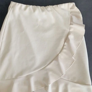 Kjol ifrån nelly - säljer denna kjol ifrån nelly! knappt använd bara använd 1-2 gånger! kontakta mig för fler bilder. frakt tillkommer & priset kan diskuteras!