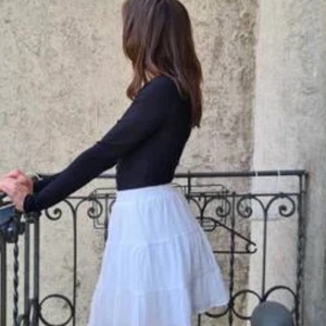 Vit kjol - Kjol som jag endast provat. Jätte fin till sommaren och har ett undertäcke så det inte syns igenom. Kan inte direkt beskriva hur materialet är men känns typ lite ruffigt. Den är stretchig vid midjan men inte för mycket. Skulle passat någon runt xs/s. Skriv privat ifall ni vill se fler bilder eller har fler frågor! 💕