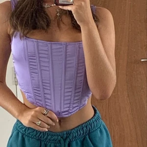 Lila satin korsett - Säljer denna älsklingen då den aldrig används. Frakt på 45kr tillkommer💓
