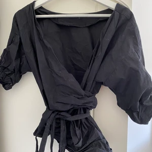 Puffärmar med knytning runt midjan - Legat i flytt kartong, som ny knappr använd 