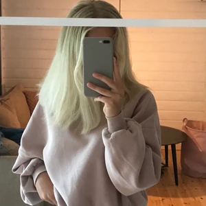 sweatshirt - en jättefin rosa tröja, inga speciella detaljer på utan en vanlig som passar till det mesta! tröjan är i xs men passar även s. köparen står för frakt!