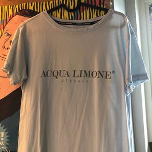 En ljusblå aqcua limone T-shirt i storlek S.  Den är i fint skick och bara använd ett fåtal gånger!:)