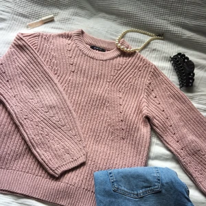 Stickad tröja i smutsrosa - Superfin stickad tröja i en smutsrosa färg från Gina tricot. En slutsåld modell med ballongärmar och passar perfekt till storlek m. Har du mindre storlek så kommer den sitta oversize. Materialet är syntetiskt men väldigt varmt och skönt. Endast använd ett par gånger.