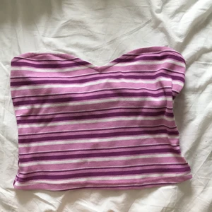 Sommartopp - Super söt topp från shein. Otroligt bra kvalite och den åker inte ner! Storlek M, men passar både S och L med. Aldrig använd. Köparen står för frakt.❤️