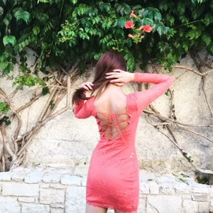 Persikofärgad sommarklänning!  - Superfin virkad klänning från Nelly.com i storlek 34, använt en gång! Snörning i ryggen! Budgivning från 120kr + frakt eller mötas upp i Stockholm!