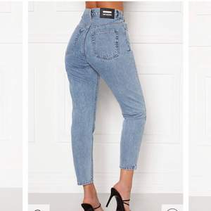 Helt nya mom jeans med lappar kvar, från drdenim strl 24/32. Köptes för 599kr.