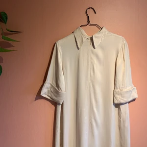 Klänning från arket.  - Klänning i gott skick från arket. Super söt i ljusrosa. Går till knäna på mig som är 167cm. 