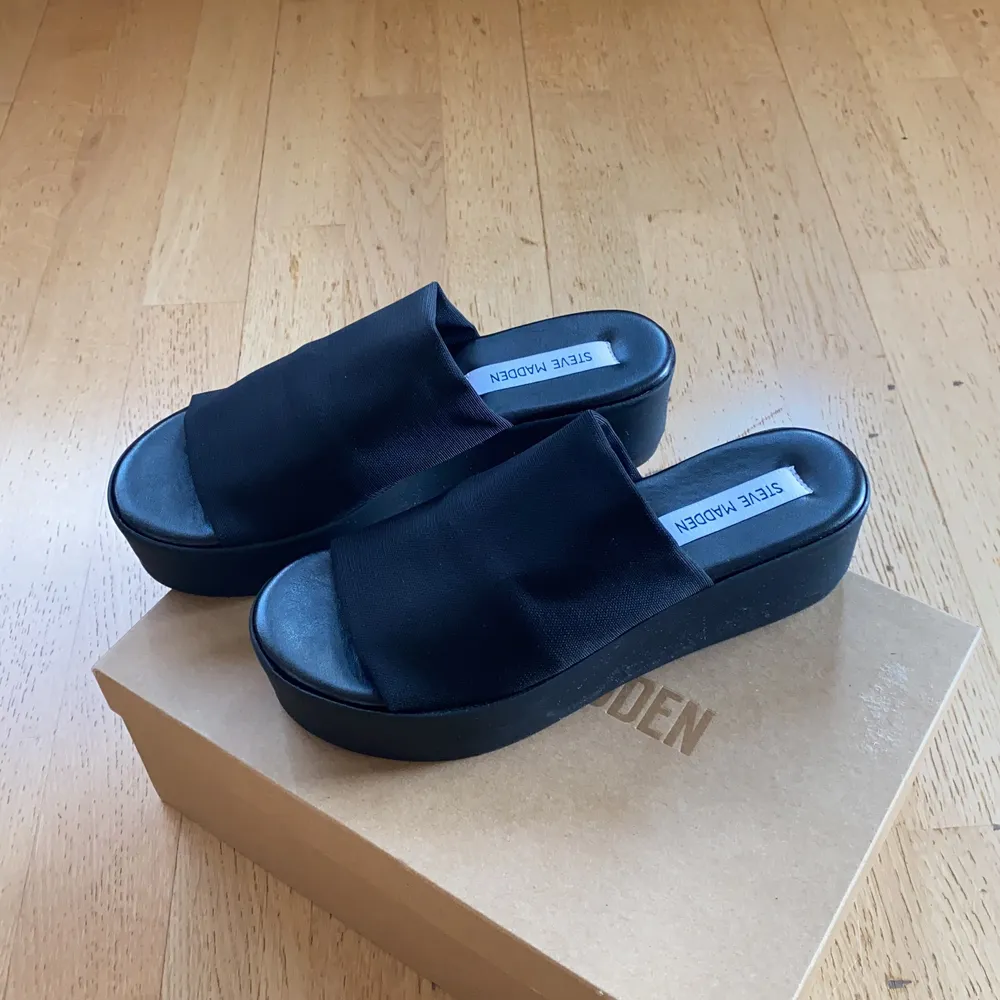 Säljar mina Steve Madde sandaler som är så himla snygga och sååå bekväma. Säljar pga för små! ALDRIG använda och skokartong kommer med! Möts helst upp i Stockholm men kan frakta, då ingår frakten i priset🍒🤩. Skor.