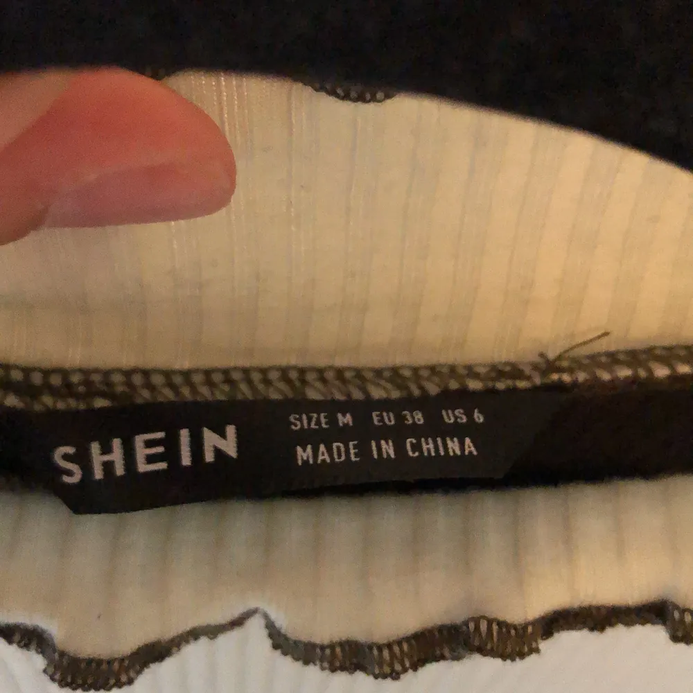 Säljer min långärmade tröja från shein då den inte kommer till användning längre, den är använd en gång så är i ett väldigt bra skick. Stl M . Toppar.