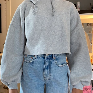 Croppad hoodie  - Croppad fin hoodie från ginatricot, storlek S. Använd ca 3 gånger, tvättas innan jag skickar. Köparen står för frakt, tar Swish.