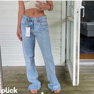  zara jeans - Säljer dessa mid Rise jeans från zara som är i storlek 32 , bilden är lånad av Alva Blomdahl☺️ buda i kommentarerna🥰om du ska buda över, lägg till minst 10 kr på det tidigare budet- har ni bud på 500kr +frakt