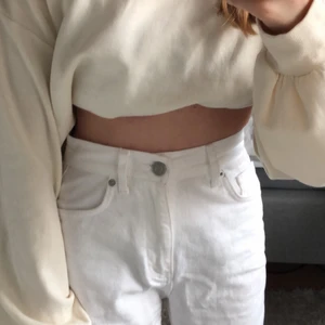 beige sweatshirt - beige sweatshirt från hm! storlek m men passar xs. mjuk och längst ned på kanterna är det kurvat upp