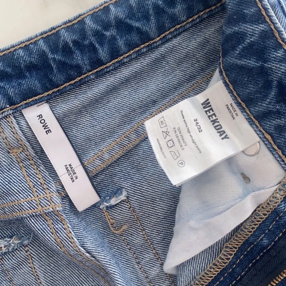 Straight jeans från weekday i modellen Rowe. Storlek 24 (32) i midjan och 32 i längd vilket är den normala längden på jeans💛⚡️. Säljer pga att de blivit för små för mig. Har andvänds fåtal gånger så dom är som nya utan några skador! . Jeans & Byxor.
