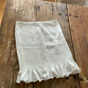 Tajt Gina Tricot Vit Kjol - En tajt, luftig, vit kjol från Gina Tricot. Använt endast 1 gång, och är i utmärkt skick. Storlek S.