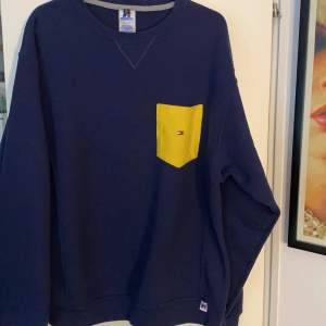 Vintage mörkblå Russel Athletic/Tommy Hilfiger sweatshirt. Storlek är S men passar även M pga att den är oversized. Pris kan diskuteras.