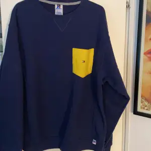 Vintage mörkblå Russel Athletic/Tommy Hilfiger sweatshirt. Storlek är S men passar även M pga att den är oversized. Pris kan diskuteras.