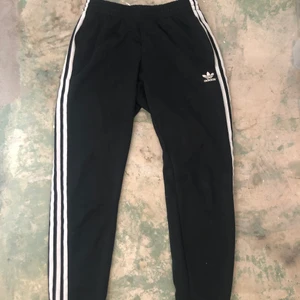 Addidas byxor M - Säljs pga den ligger i gaderoben och tar plats. Pris kan förhandlas absolut.