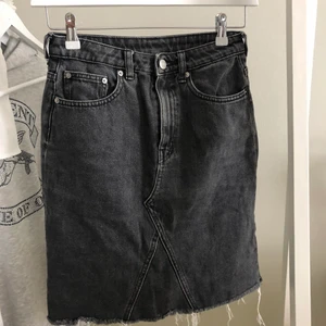 SVART JEANSKJOL🖤 - En svart jeanskjol i strl 36 från Weekday. Verkligen så fin och bra lägnd. Säljer för 100kr, köparen står för frakten. Snabb affär önskas. Hör gärna av dig om du har några funderingar! 