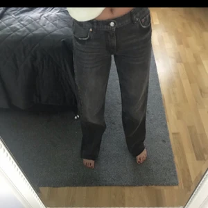 Skit snygga långa byxor - Säljer dessa eftertraktade snygga långa och lågmidjade jeans i en fin grå färg. Går hela vägen ner på mig som är 1,70🌸🌸buda om flera är intresserade 