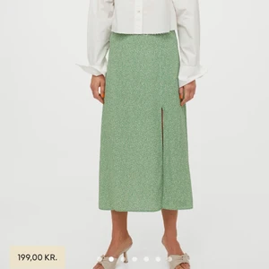 Grön h&m kjol - Säljer min helt nya, oanvända kjol då jag sommarrensar garderoben. Endast provad!! Köparen står för frakten 🦋
