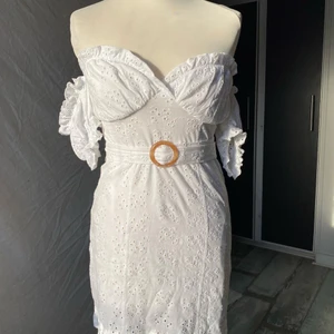 Broderad sommarklänning i minilängd med urringning och spräckligt skärp!💕 - Plagget är lite genomskinlig vid klänningens underkjol. Har ett töjbarttyg och är bara använd 1 gång! Jag har då valt att använda klänningens armar som stöd på mina axlar för att hålla uppe klänningen! 85 kr + frakt! (Original pris 439kr)