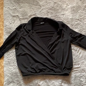 Gina Tricot Topp - Topp/skjorta från Gina Tricot i storlek XS! Enbart testad ett fåtal gånger men jag har inte fått någon användning av den, tyvärr.. 