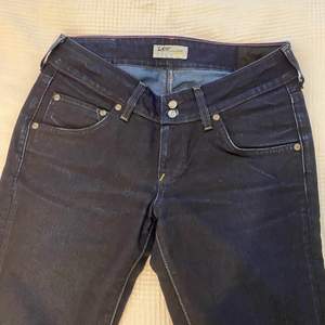 Super fina low waisted Lee jeans med bootcut fynd från min mammas förråd. W29 och L35. Super bra skick💜
