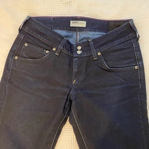 Low waisted vintage Lee jeans W29 L35  - Super fina low waisted Lee jeans med bootcut fynd från min mammas förråd. W29 och L35. Super bra skick💜