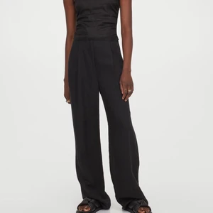 SVARTA LINNEBYXOR💕💕 - Säljer dessa svarta linnebyxor från h&m som sitter som en smäck!!! Strl 38 men definitivt SMÅ i storlek när det kmr till midjan, passar som en 36💕 långa i benen på mig som är 170 cm!!🥳 passar garanterat även längre eller kortare beroende på preferens💕 skriv för fler bilder på byxan ⭐️ HELT NYA & OANVÄNDA⚡️