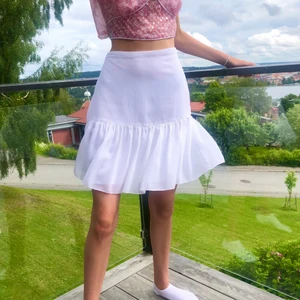 Vit kjol - En vit somrig kjol! Dragskedja på ena sidan. Volang liknande nedtill. Hör av er om ni har frågor!🤍⚡️